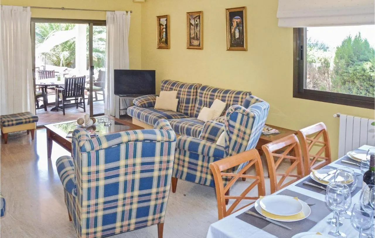 Cozy Home In Bahia Azul-Badia Blava With Kitchen Spain